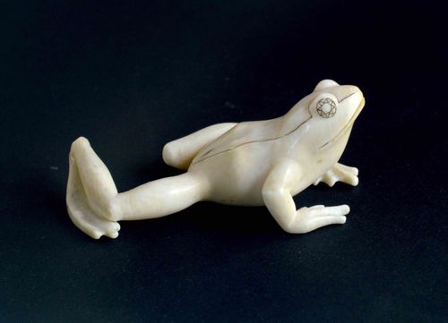 Hanna Weil, Frosch, Tischkartenhalter, 1937, Elfenbein, 6,35 x 10,6 x 6,35 cm, Sammlung York Fischer, © Foto: Mark Sfirri 