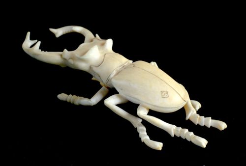 Hanna Weil, Hirschkäfer, Tischkartenhalter, 1937, Elfenbein, 6,35 x 10,6 x 6,35 cm, Privatsammlung, © Foto: Mark Sfirri